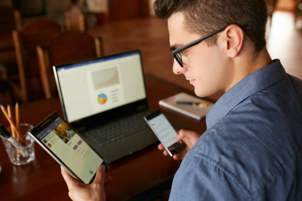 Persona usando múltiples dispositivos digitales durante el día
